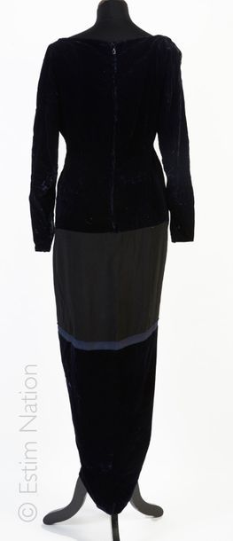 JACQUES FATH Haute Couture circa 1950 Longue ROBE en velours de soie bleu nuit agrémentée...