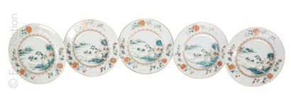 COMPAGNIE DES INDES Suite de cinq assiettes en porcelaine émaillée à décor polychrome...