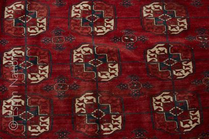 TAPIS BOUKHARA Tapis en laine à fond rouge et décors géométriques. 


Dimensions:...