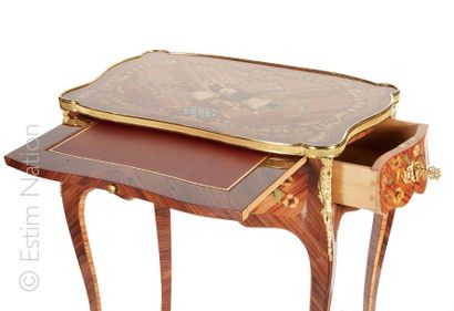 GILLES JOUBERT (1669-1775) d'après Petite table de salon en bois de placage ouvrant...