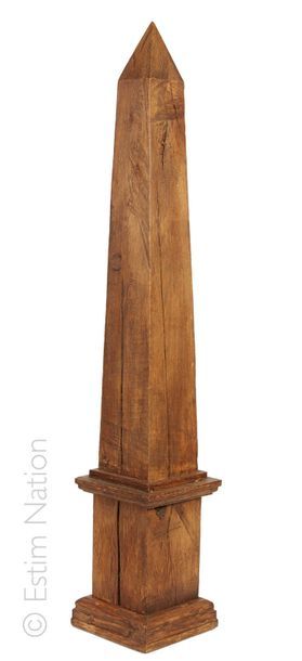 OBELISQUE Importante obélisque en bois naturel sculpté


H : 85 cm environ