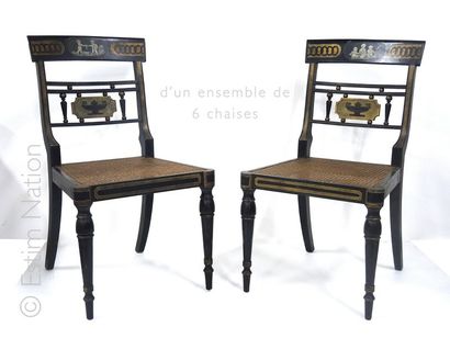 Suite de 6 chaises Suite de 6 chaises en bois laqué noir et or. Le dossier ajouré...