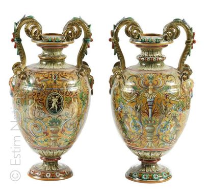 ITALIE Paire de vases d'apparat à deux anses en faïence émaillée à riche décor polychrome...