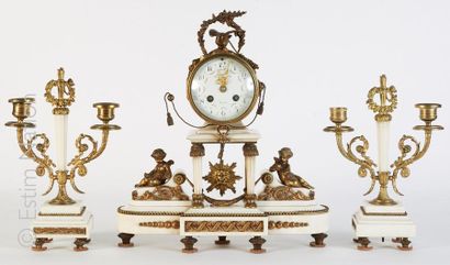 GARNITURE STYLE LOUIS XVI Garniture de cheminée en bronze doré et albâtre à décor...