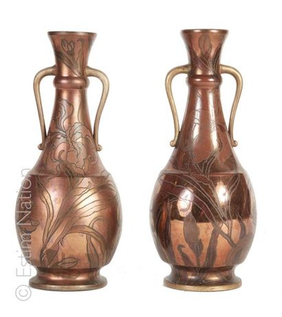 BOCH FRERES & KERAMIS Paire de vases en grès fin rouge à fond cuivré et à décor peint...