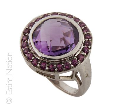 BAGUE AMETHYSTES Bague en argent (925/°°) centrée d'une importante améthyste ronde...