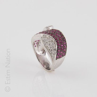 BAGUE DIAMANTS RUBIS Importante bague en or gris 18K (750/°°) rehaussée de motifs...