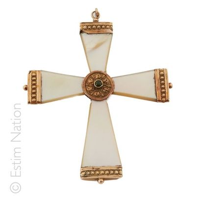 MODIFICATION AU CATALOGUE - CROIX OR NACRE Pendentif en forme de croix en or jaune...