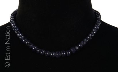 COLLIER LAPIS Collier composé de perles de lapis lazuli de forme aplatie en chute....