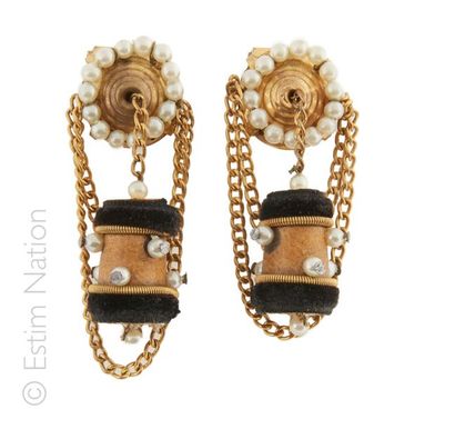 CLIPS FANTAISIE - VERS 1900 Paire de clips en métal doré rehaussé de perles fantaisie,...