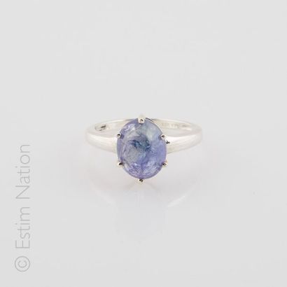 BAGUE TANZANITE Bague en argent (925/°°) centrée d'un cabochon de tanzanite en serti...