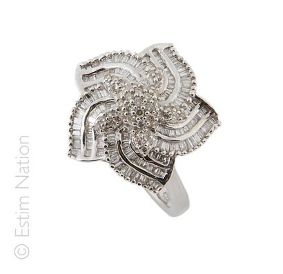 Dans le goût de Chanel Bague en or gris 18K (750/°°) en forme d'étoile stylisée entièrement...