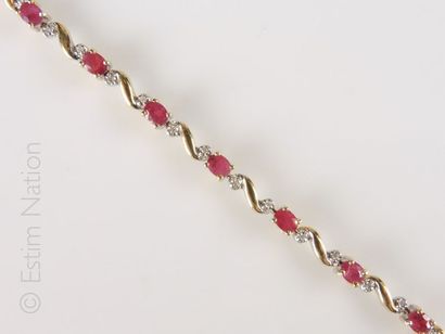 BRACELET RUBIS DIAMANTS Bracelet articulé en or jaune 18K 750/°° rehaussé de rubis...