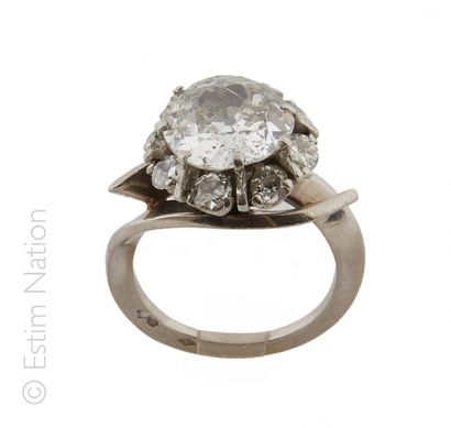 BAGUE MARGUERITE DIAMANTS Bague marguerite en or gris 18K (750/°°) et platine (950/°°)...