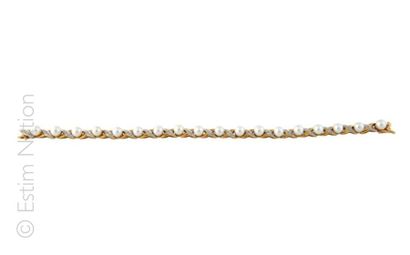 BRACELET PERLES Bracelet en or jaune 18K 750/°° rehaussé de perles de culture alternées...