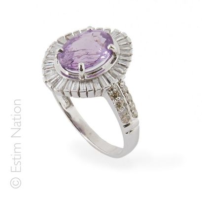 BAGUE SAPHIR ROSE DIAMANTS Bague en or gris 18K (750/°°) centrée d'une saphir rose...