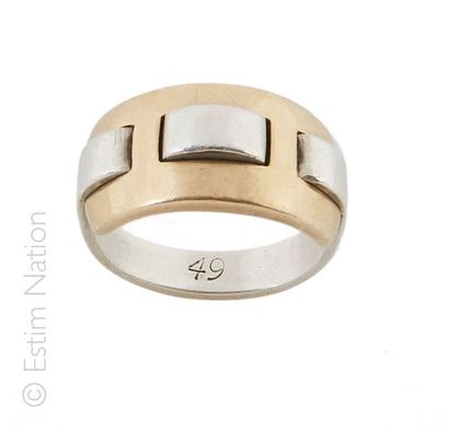 HERMES Bague en or jaune 18K (750/°°) et argent (925/°°) formant un motif de lacets....