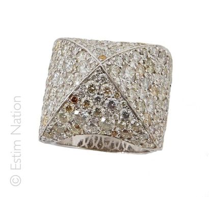 BAGUE DOME DIAMANTS Bague "dôme" en or gris 18K (750/°°) entièrement pavée de diamants...