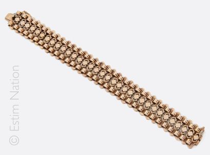 BRACELET EN OR JAUNE Bracelet articulé en or jaune 18K (750/°°) formé de mailles...