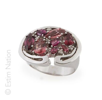 BAGUE TOURMALINES DIAMANTS Bague en or gris 18K (750/°°) le chaton de forme ovale...