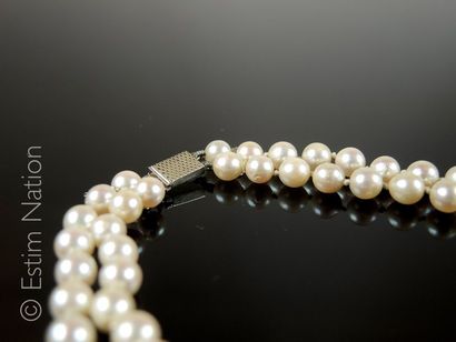 COLLIER DE PERLES DOUBLE RANG Collier composé de deux rangs de perles de culture...