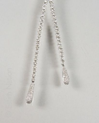 COLLIER CRAVATE DIAMANTS Collier cravate en or gris 18K 750/°° serti de diamants...