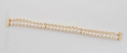 BRACELET DOUBLE RANGS PERLES Bracelet composé de deux rangs de perles de culture...
