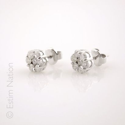 BOUCLES D'OREILLES DIAMANTS Paire de boucles d'oreilles ''fleur'' en or gris 18K...