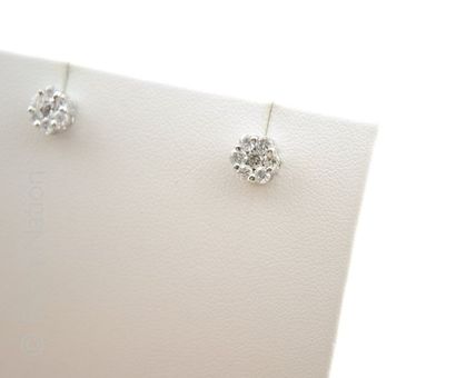 BOUCLES D'OREILLES DIAMANTS Paire de boucles d'oreilles ''fleur'' en or gris 18K...