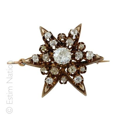 BROCHE ETOILE DIAMANTS Broche en or jaune 14K 585/°° représentant une étoile à 6...