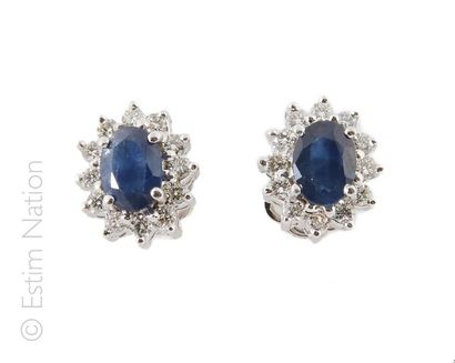 BOUCLES D'OREILLES SAPHIRS DIAMANTS Paire de boucles d'oreilles ''marguerite'' en...