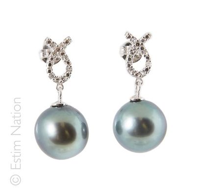 BOUCLES D'OREILLES PERLES DE TAHITI DIAMANTS Paire de boucles d'oreilles en or gris...