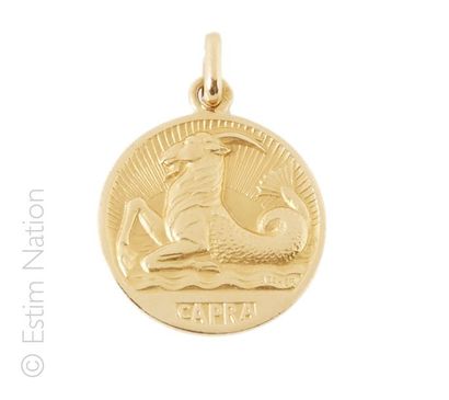 MEDAILLE "CAPRICORNE" Médaille en or jaune 18K (750/°°) à décor du signe zodiacal...