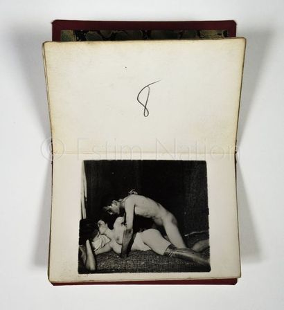 EROTICA - CURIOSA - PHOTOGRAPHIES Petit album d'un amateur regroupant 16 pages et...