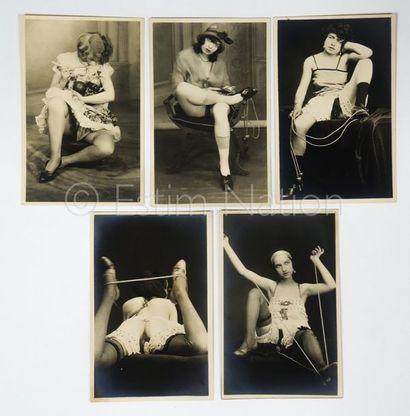 EROTICA - CURIOSA - PHOTOGRAPHIES Lot de 5 photos et cartes postales érotiques de...