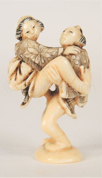 JAPON, DEBUT 20ème siècle Okimono érotique en ivoire sculpté et peint figurant un...
