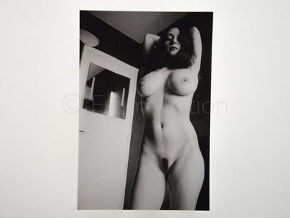 MILLIERE Jean-Marc (1966 Paris) "Femme nue debout, les bras derrière la tête", Paris...