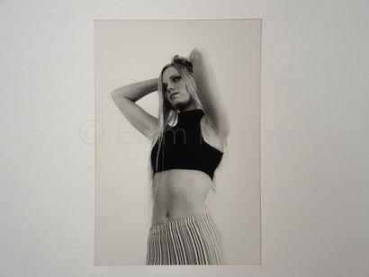 MILLIERE Jean-Marc (1966 Paris) "Femme blonde, les bras derrière la tête" 


Epreuve...