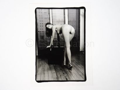 ANONYME "Paris coquin", circa 1980 


"Femme nue de derrière devant des stores"


Epreuve...