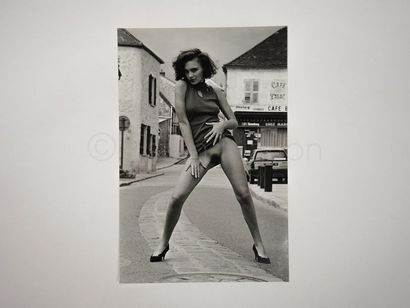 PARIS COQUIN Anonyme - circa 1980 


"Femme, jambes nues, devant un café-tabac"


Epreuve...