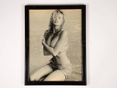 CLAUDIA SCHIFFER "Claudia Schiffer en shorty, circa 1990"
Impression sur papier photo...