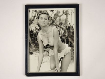 Glamour "Mannequin en maillot de bain sur la plage, circa 1990"
Impression en noir...