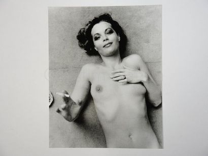 ANONYME "Romy Schneider, allongée, nue, avec sa cigarette", circa 1969


Epreuve...