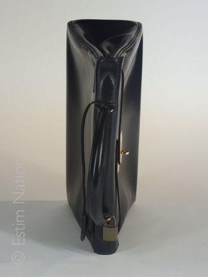 HERMES PARIS (1977) SAC ''KELLY'' 32 cm en box noir, cadenas, deux clés sous clochette,...