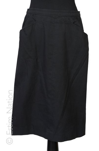 CHANEL boutique, CHANEL boutique (1998) JUPE en coton noir, deux poches, fente dos...