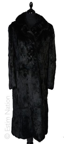 ANONYME Long MANTEAU en lapin noir, col cranté sur crochets, deux poches (env T M)...