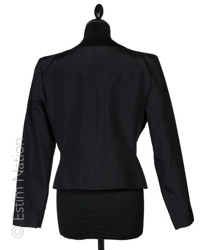 YVES SAINT LAURENT rive gauche (hiver 1994) VESTE courte en soie noire, encolure...