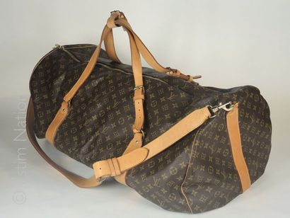 LOUIS VUITTON IMPORTANT SAC ''KEEPALL ''en toile Monogram et cuir naturel, porte-adresse,...