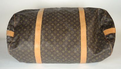 LOUIS VUITTON IMPORTANT SAC ''KEEPALL ''en toile Monogram et cuir naturel, porte-adresse,...