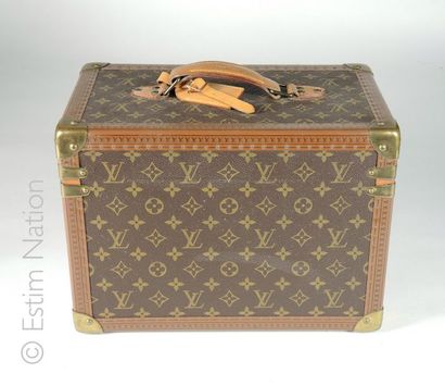 LOUIS VUITTON VINTAGE (N° 937610) VANITY-CASE en toile Monogram, poignée et porte-adresses...